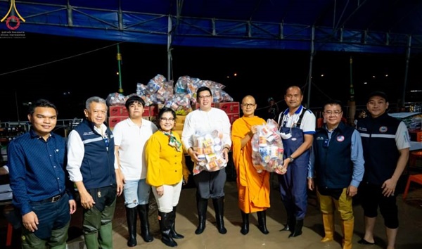 วัดพระธรรมกายมอบบะหมี่กึ่งสำเร็จรูป ทน.รังสิตช่วยเหลือผู้ประสบภัยน้ำท่วม