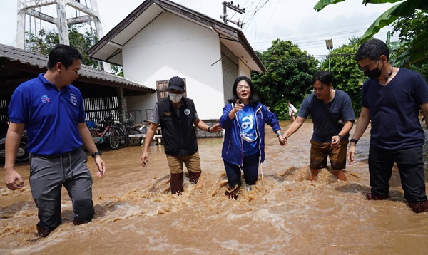 “สุดารัตน์” ควง “ศิธา” ลุยให้กำลังใจผู้ประสบภัยน้ำท่วมต่อเนื่อง จากอีสานสู่เชียงใหม่-ลำพูน