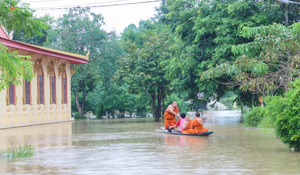 นายอำเภอสังขะสุรินทร์นำทีมตรวจน้ำท่วม ถวายภัตตาหารแห้งพระสงฆ์ที่ได้รับผลกระทบ