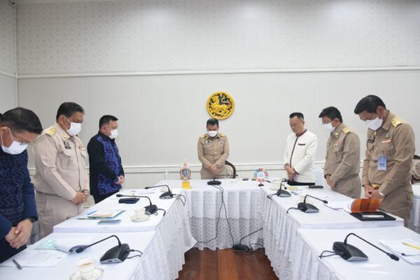 ปลัดมหาดไทยนำยืนไว้อาลัยเหตุกราดยิงหนองบัวลำภู ประชุมด่วนประกาศทำสงครามยาเสพติดเต็มรูปแบบ